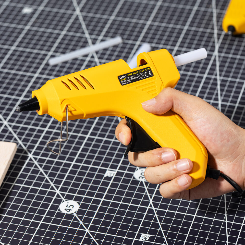 ديلي فرد صمغ لاصق - 60W - 220V أنفيرتر - مع قاعدة - أصفر
